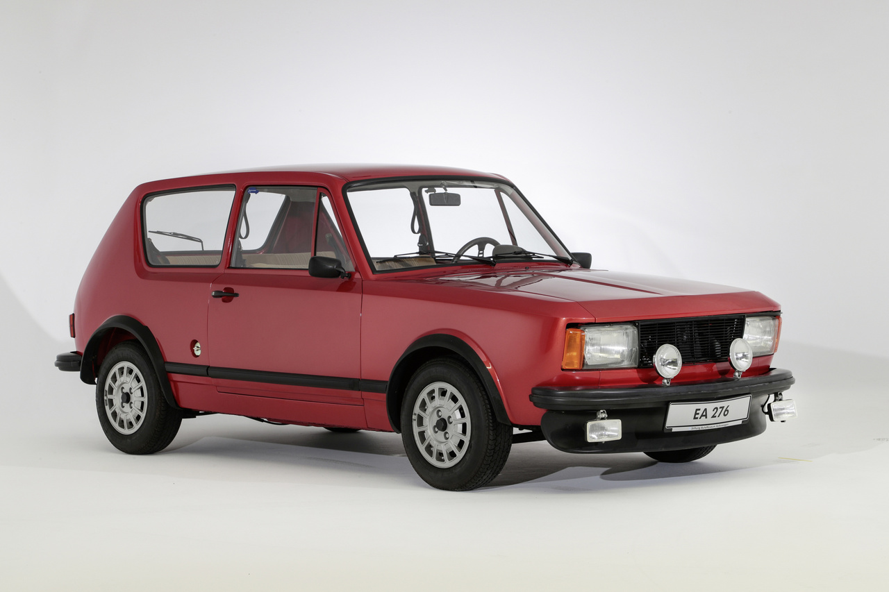 Nehéz pontosan megfogalmazni, mire is hasonlít az EA 276, hiszen profilból 1970-es AMC Gremlin, az orrát nézve ráncfelvarrott Škoda 120 a nyolcvanas évek elejéből, az összhatás pedig olyan, mint a Fiat szörnyen elcsúfított harmadik generációs 127-esének rokona lenne, 1982-ből. Csakhogy ez a Volkswagen koncepció 1969-es.