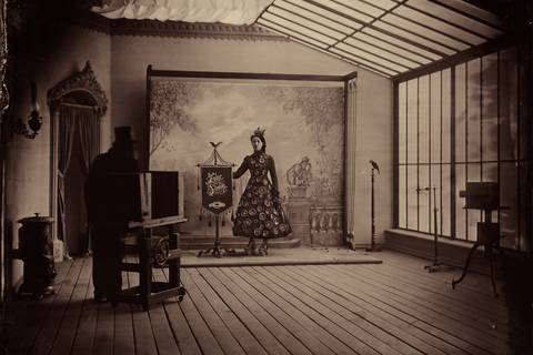 A görkorcsolyás lány és a bajszos sziámi ikrek 1860-ból – A Zohar Studios bizarr fotói a Mai Manó Házban