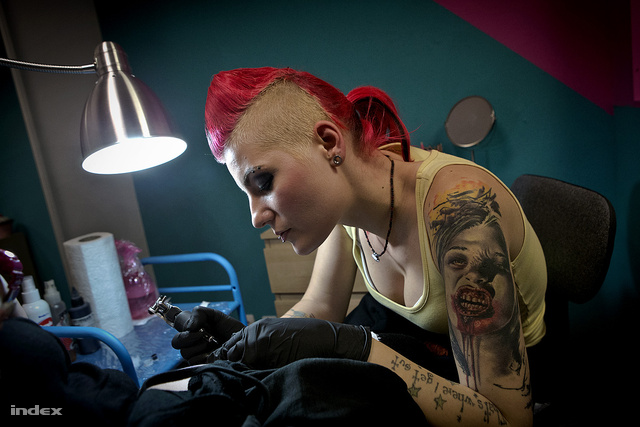 Viki 14 éves kora óta tetovál, eredetileg divattervező akart lenni