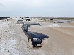 Mentik a hóban rekedt autósokat Szerbiában