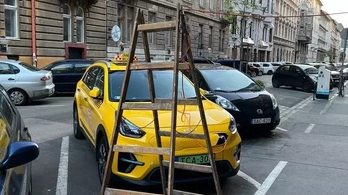 (FRISSÍTVE) A pofátlanság csúcsa: közterületen épített privát töltőhelyet magának egy taxis