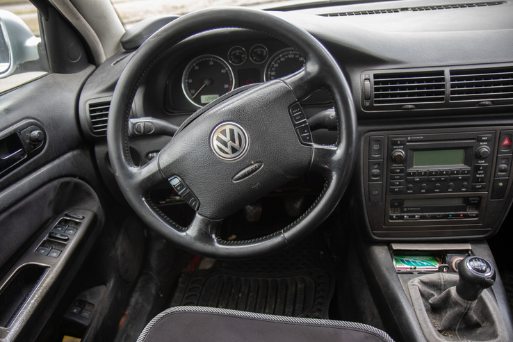Nem a dizájn vagy a kényelem csúcsa, de jó anyagokból tartósra gyártotta a Volkswagen a B5 Passat belterét.