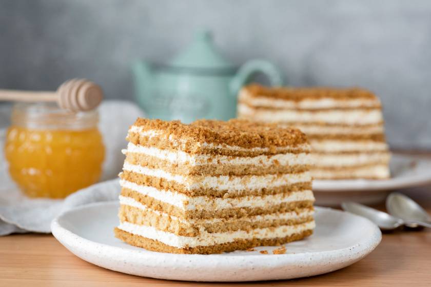 Emeletes mézes süti gazdag krémmel: a tésztába és a töltelékbe is kerül dió
