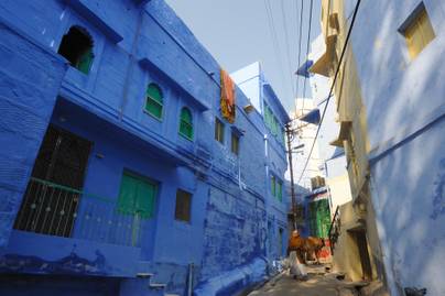 Minden házikót kékre festettek a városban: érdekes oka volt a színválasztásnak