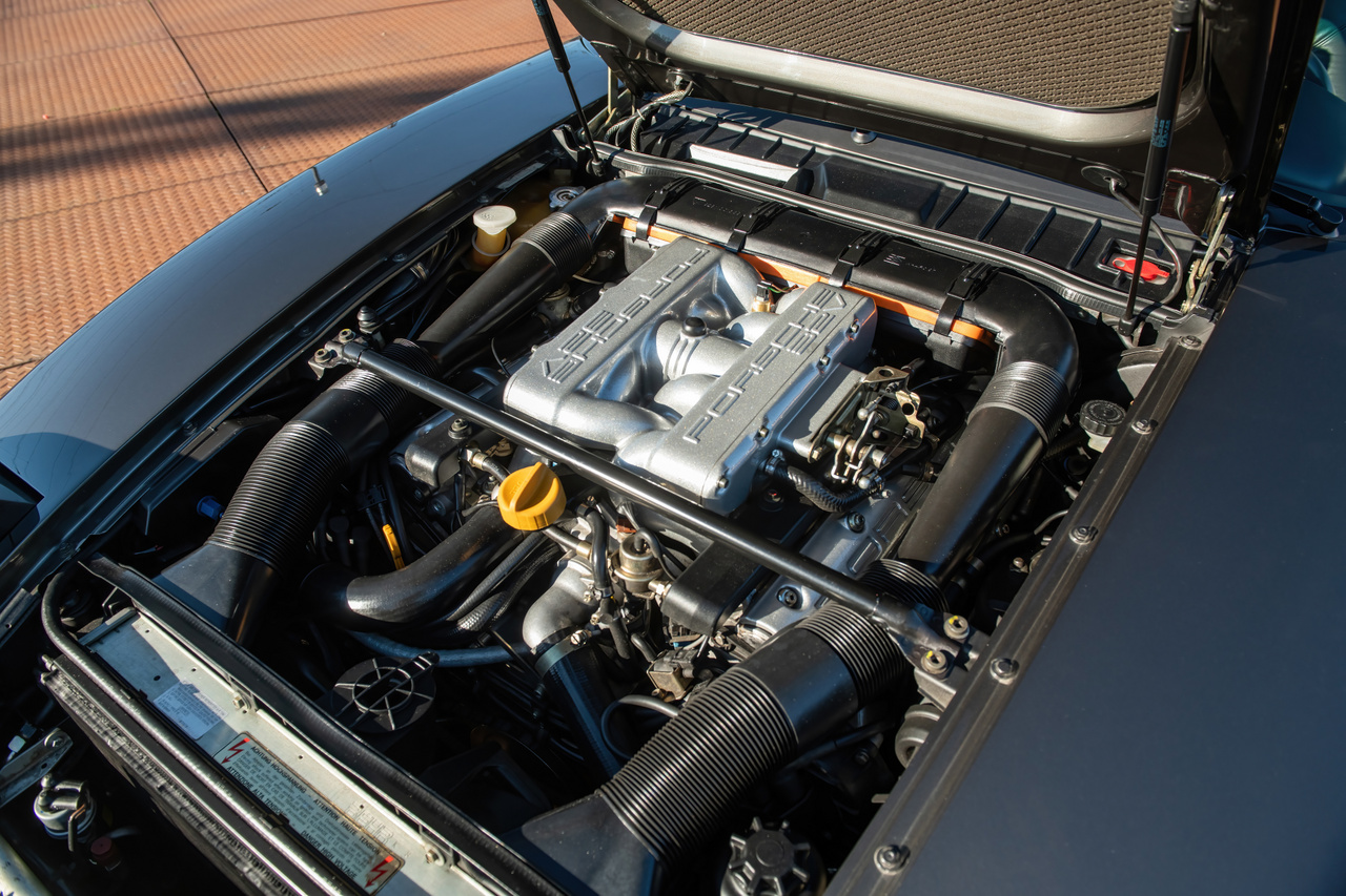 A 928 GT orrában a már ötliteresre növelt DOHC V8 326 lóerőt produkált.