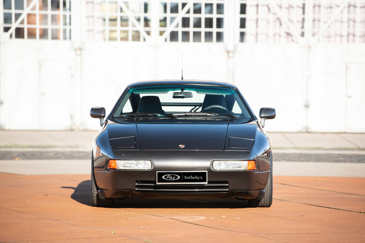 A másik, hogy a csőd egyik oka pont a 928 volt, az orrmotoros GT a saját fejlesztésű V8-cal, ami ráadásul 1975-ben jött ki.