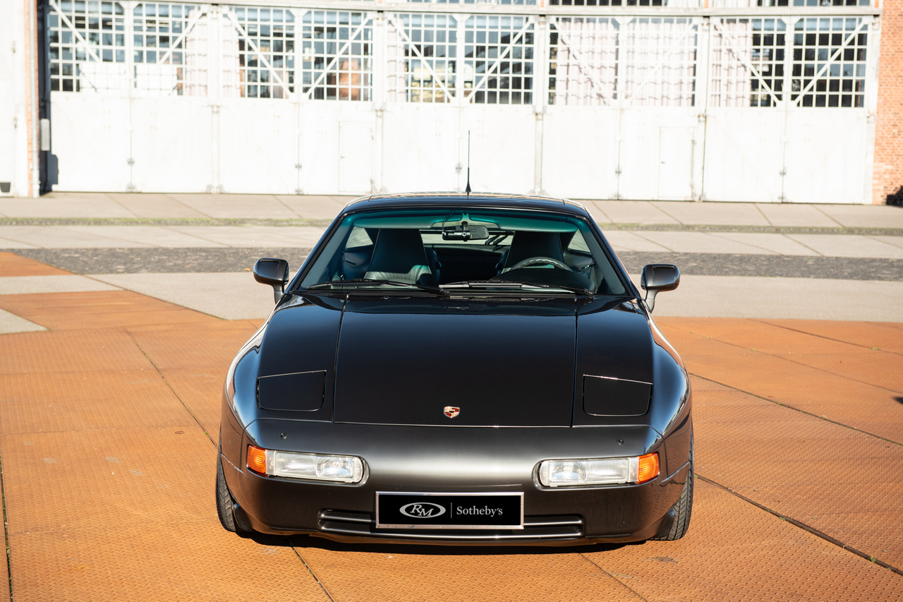 Ezért is jöhetett létre a Porsche Exclusive divízió segítségével 1989-ben a 928 GT 'Flachbau'. Egyedi építés, és ha elfogadjuk, hogy ettől még nem lett egy Pininfarina formaterv, kicsit akkor is olyan, mint az 1992-ben bevezetett Ferrari 456, az utolsó bukólámpás Maranello kínálatából.