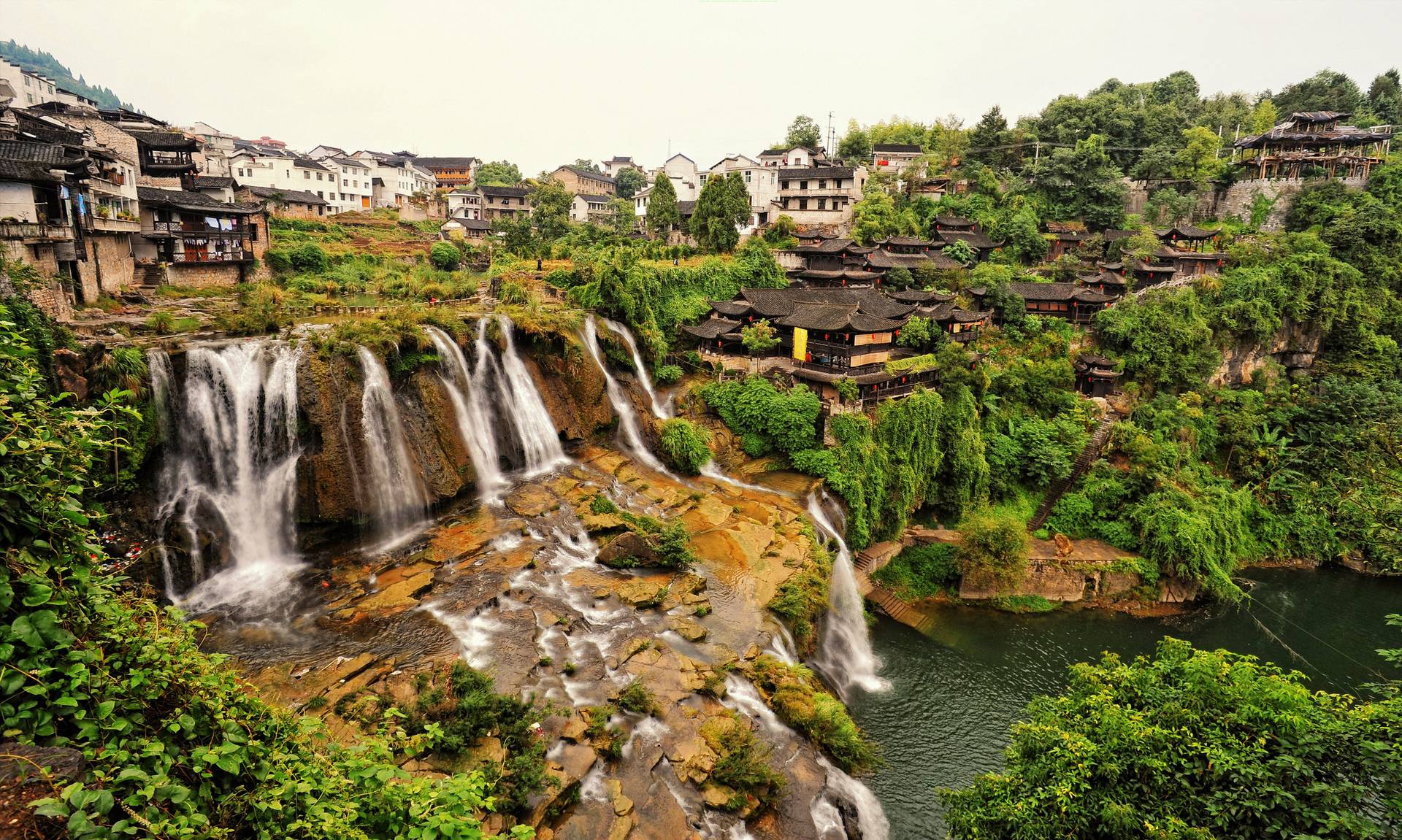 Vízesés fölé épült város Kínában