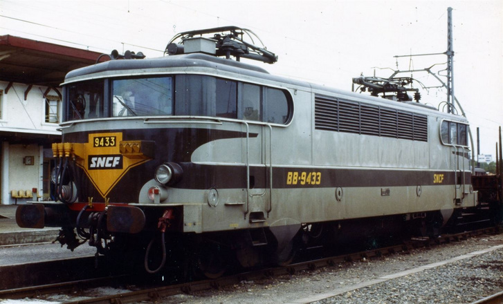 Az SNCF BB 9400 sorozatú mozdony alapján készült a V43. Távolról, hunyorogva felfedezhető némi hasonlóság a Szilivel  