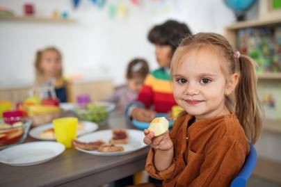 Nagy változás jöhet az iskolai étkeztetésben: 40 intézményben tesztelik a módszert