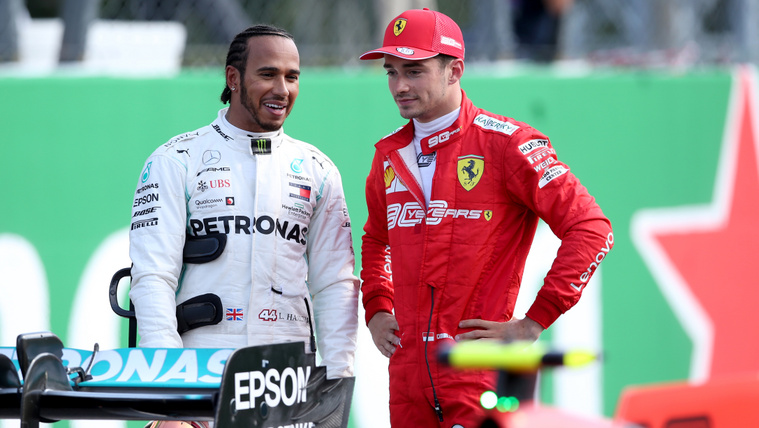 Hivatalos: Hamilton ejti a Mercedest, jövőre a Ferrarinál folytatja