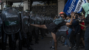 Argentínában könnygázzal, vízágyúval és gumilövedékkel oszlatták szét az elnök reformtervei ellen tüntető tömeget