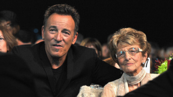 Bruce Springsteen gyászol, meghalt az édesanyja