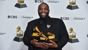 Videón a Grammy-botrány: rendőrök vitték el a háromszoros győztest
