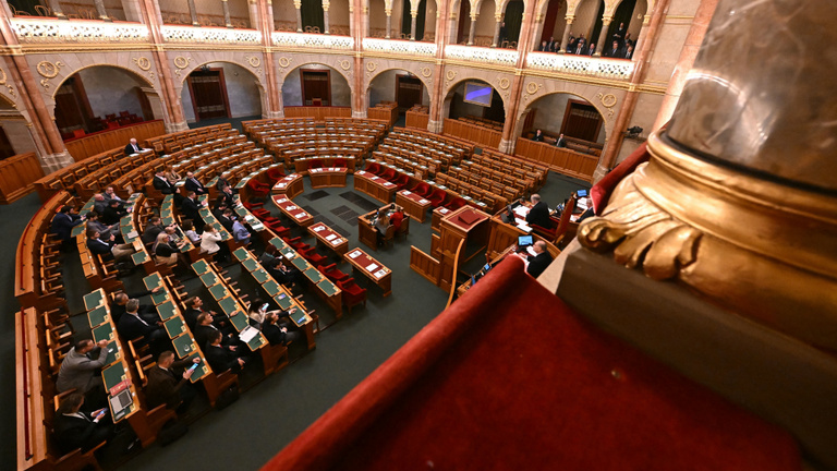 Novák Katalin lemondását követelték a parlament rendkívüli ülésén
