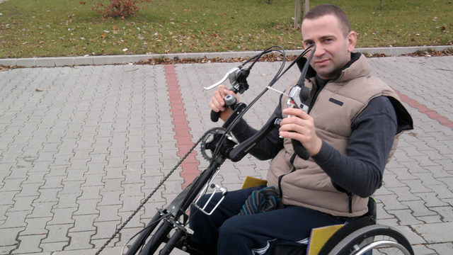 György egy hand-bike-ban, ami a családi kikapcsolódás fontos eszköze. Azt mondja, feleségével könnyen tartja így a tempót