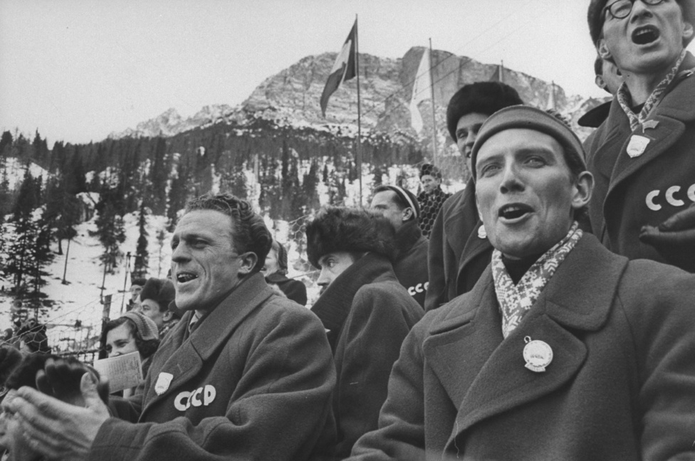 Szovjetunió 1956-ben debütált a téli olimpiákon, és ha már ott voltak Cortina d'Ampezzóban halálra nyerték magukat. Minden más országnál több érmet szereztek, és még olyan szerencséjük is volt, hogy egy számban két aranyat kaptak. A 1500 méteres gyorskorcsolyázásnak Jevgenyij Grisin és Jurij Mihajlov is úgy vágott neki, hogy nem sokkal korában világcsúcsot futott a távon. Grisin futamában megjavított Mihajlov idejét, de csak nagyon rövid ideig volt egyedüli csúcstartó. A következő párban futva, Mihajlov is éppen 2:08.6-ot ment. Ezzel az idővel természetesen nyertek is. 