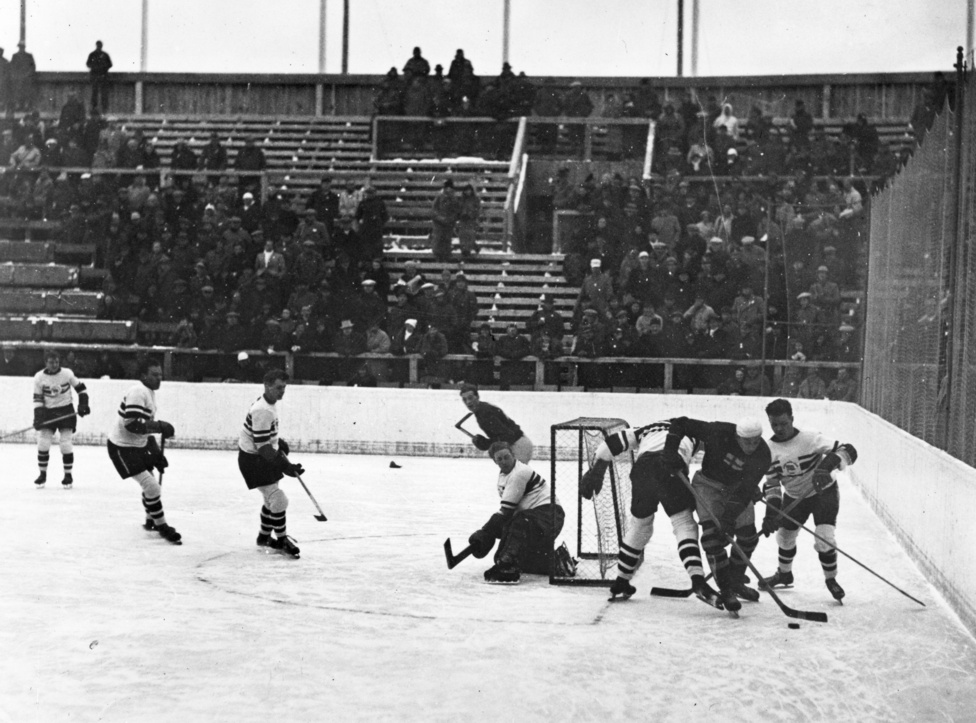 Nagy-Britannia 1936-ben egyetlen aranyérmet nyert, de sikerük nagyjából olyan csodaszámba ment, mint a magyar kardozókat megverni a korai olimpiákon. A britek a döntőben az előző három olimpiát nyerő Kanadát verték meg. A győztes gólt Edgar Brenchley az utolsó másfél percben ütötte. A képen még a svéd csapattal küzd a brit.