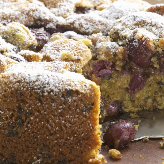 Meggyes sütemény csokidarabokkal: télen befőttből készítsd