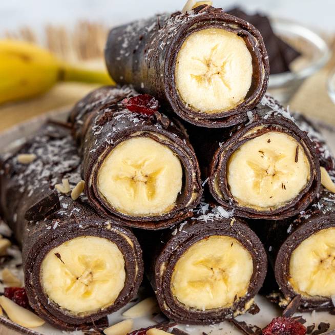 Látványos palacsintatekercs banánnal töltve: kakaó kerül a tésztába
