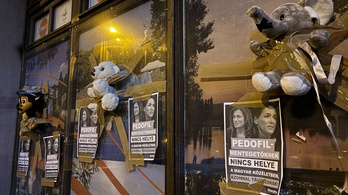 Leragasztott szájú plüssfigurákkal tapétáztak ki több Fidesz-irodát