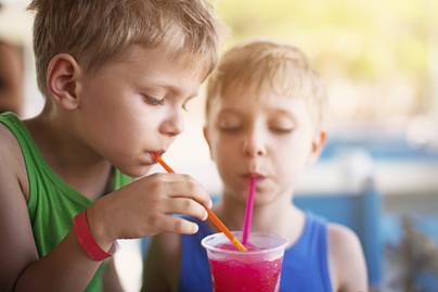 Életveszélyes állapotba került két kisgyerek a népszerű italtól - Minden szülőnek tudnia kell erről
