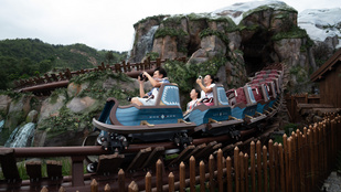 Hullámvasúton rekedtek az emberek a hongkongi Disneylandben