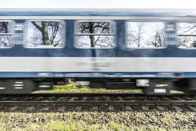Legyalulta a furgon orrát a vonat: a MÁV biztonsági kamerája rögzítette