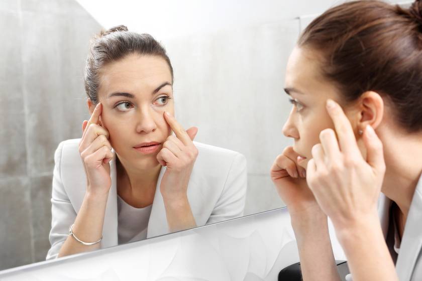 5 perces arcjóga, ami kisimítja a szem alatti táskákat - Ezt próbáld ki, ha már a kozmetikumok nem segítenek