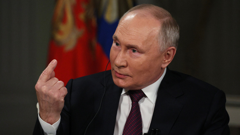 „Putyin feltörölte a Kreml padlóját Tucker Carlsonnal” – így reagált a világ a szokatlan interjúra