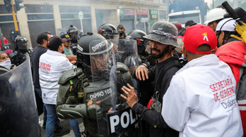 Megostromolták a legfelsőbb bíróság épületét a kolumbiai elnök hívei
