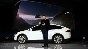 Elon Musk elkezdte reklámozni a Teslát az X-en
