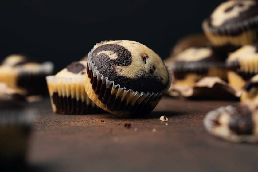 Csokis-vaníliás muffin tíz perc munkával: olvadt étcsoki díszíti