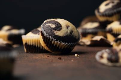 Csokis-vaníliás muffin tíz perc munkával: olvadt étcsoki díszíti
