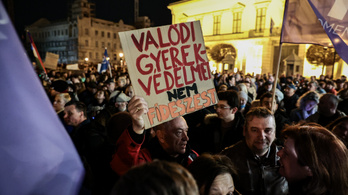 Novák Katalin ellen tüntettek Budapesten, a Momentum a lemondásáig maradna az utcán