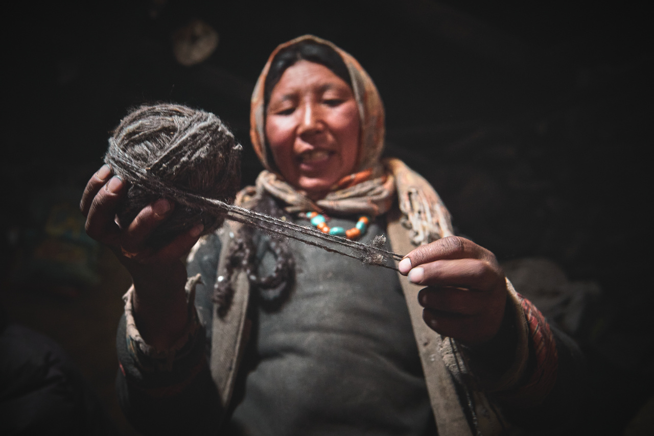 Pashmina gombolyag - a nomád asszonyok napközben kézzel fonják a pashmina gyapjút, majd az ebből nyert fonalból ruhákat készítenek maguknak (Ladakh, 2018. február)