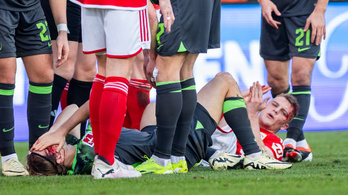 Vérző fejjel terült el a gyepen a magyar válogatott futballista a Bundesligában