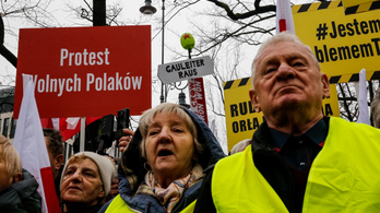 Több tízezer lengyel vonult utcára a független médiáért és alkotmánybíróságért