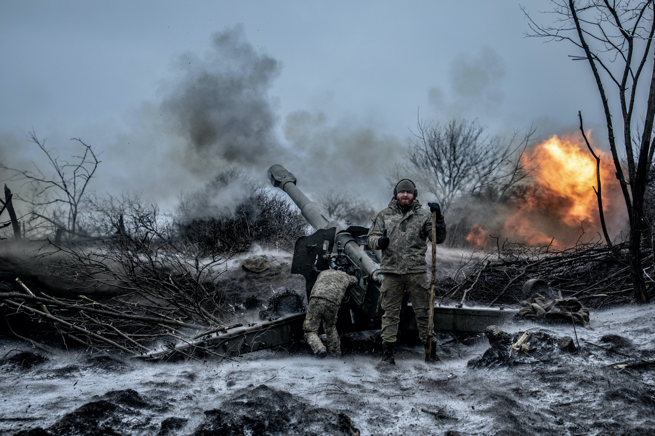 Képriport kategória 2. díj: A pokol kapuja – Donbasz-apokalipszis – Oroszország Ukrajna ellen 2022. február 24-én megindított teljes léptékű inváziója, illetve az azt megelőző, nyolc éven át tartó korlátozott intenzitású harcok elképzelhetetlen pusztítást okoztak Kelet-Ukrajnában. Az ország egykor legnépesebb régiójában, Donyeck megyében ukrán és orosz katonák gyakran már csak földdel egyenlővé tett romhalmazokért harcolnak – és halnak meg. A lakosság elmenekült, az infrastruktúra romokban, tűzszünet – és béke – kilátástalan messzeségben. Sorozatom a keletukrán háborús disztópiát mutatja be
                        