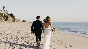 Nem várt balesettel végződött egy pár esküvői fotózása a tengerparton - videó