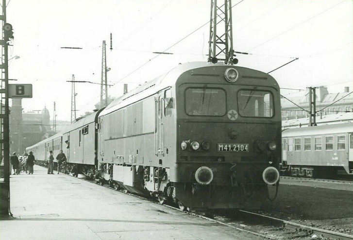 Az első sorozatban gyártott Csörgők egyike a Nyugati-pályaudvaron 1973-ban