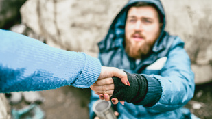 Egy diáklány 144 millió forintot gyűjtött össze egy hajléktalan férfinak, akinek teljesen megváltozott az élete