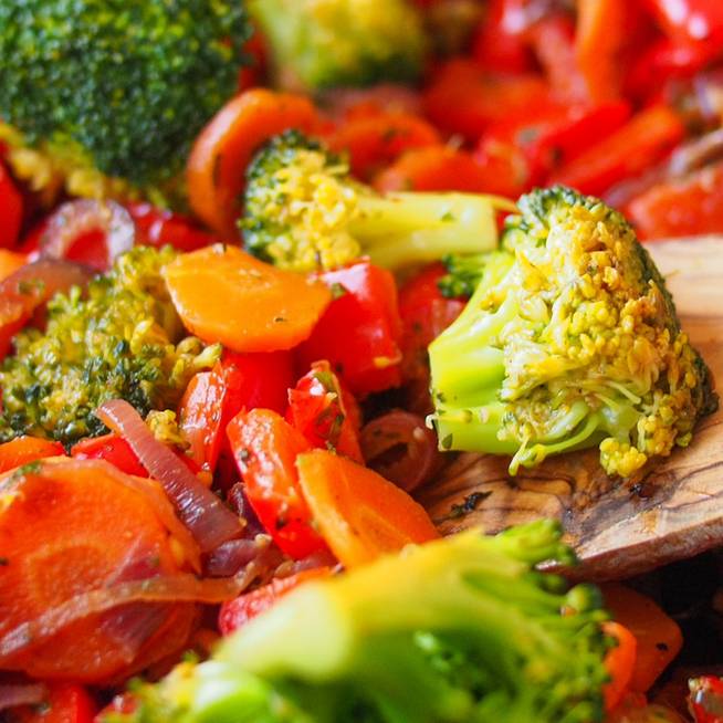 Fűszeres, egyserpenyős zöldségek: gyors, vitaminbomba köret