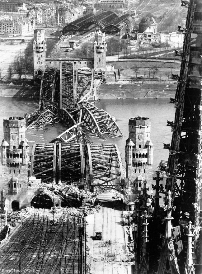 Egy másik szemszög: a berlini Hohenzollern-híd maradványai a bombázások után. 