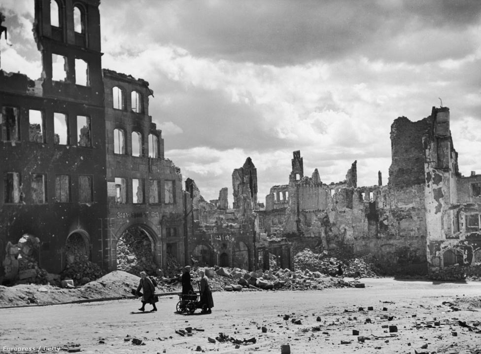 Három háziasszony Berlin szétbombázott központjában. 