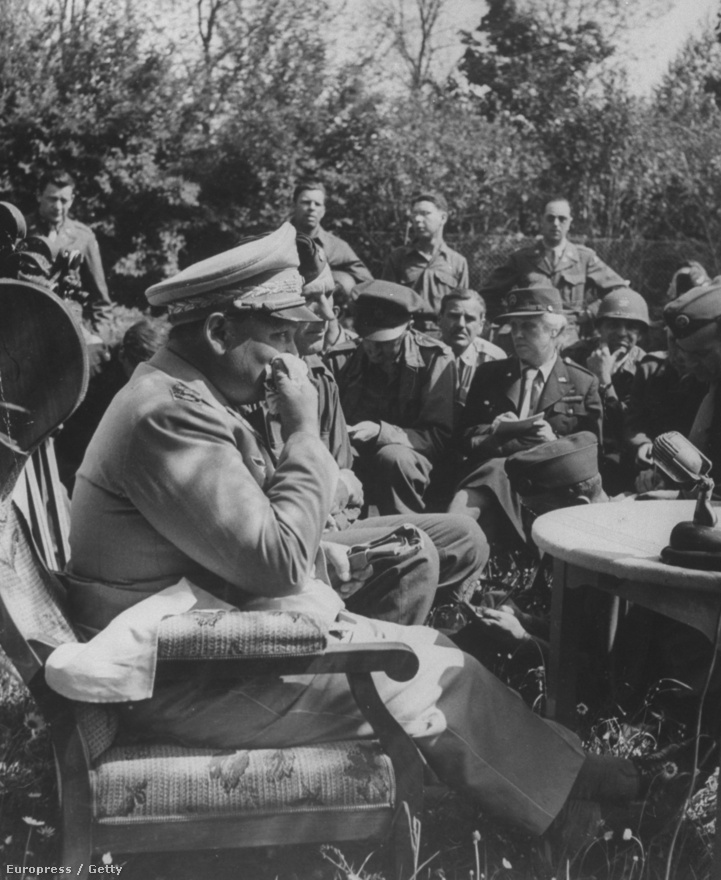 Hermann Göring a második világháború végén megadta magát az amerikaiaknak, majd egy titkos amerikai táborba vitték kihallgatásra. A képen  50 háborús tudósító faggatja egy kertben, ő pedig izzadó arcát törölgeti. 