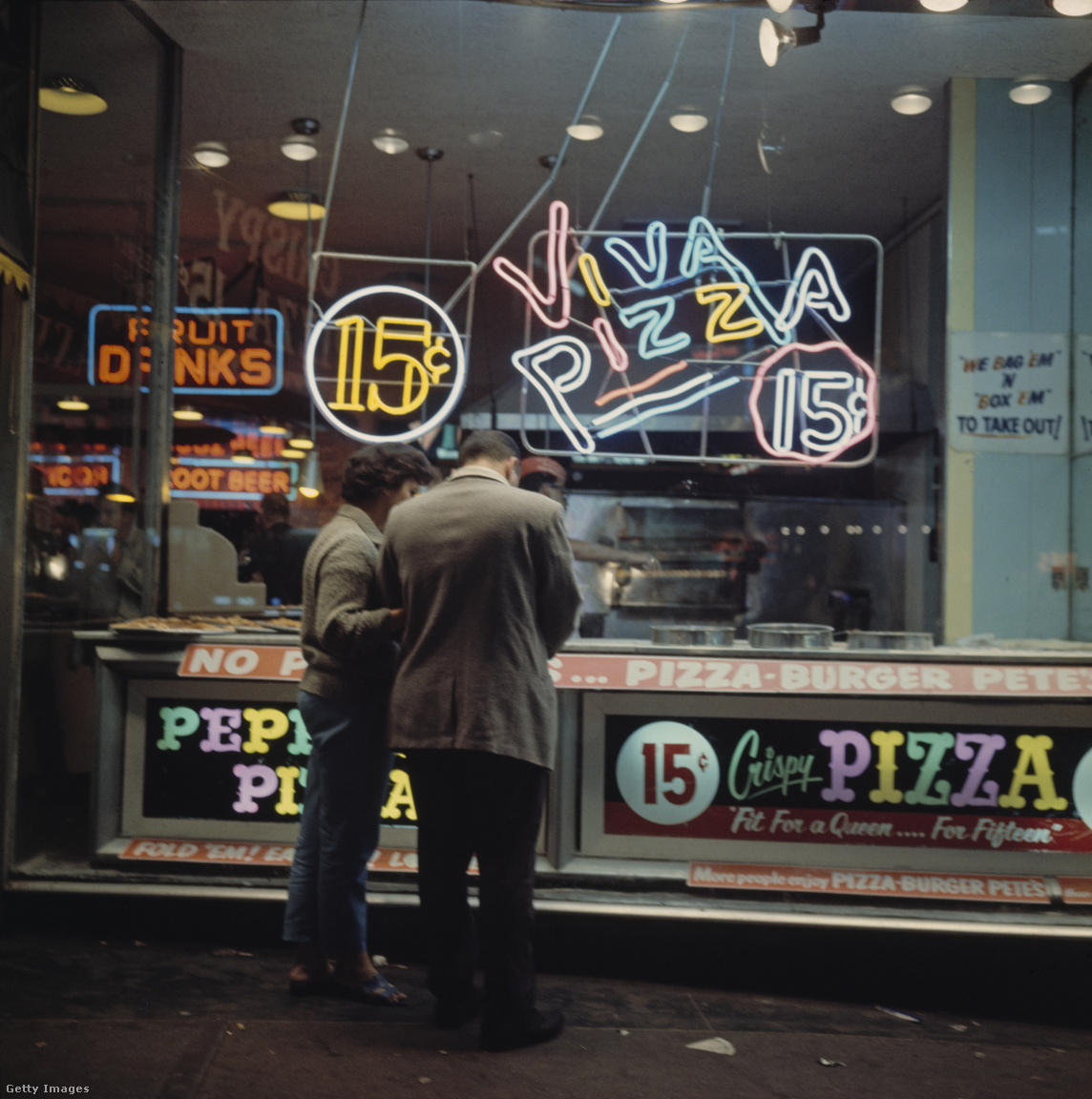 Egyesült Államok, New York, 1961. Vásárlók egy pizzéria előtt