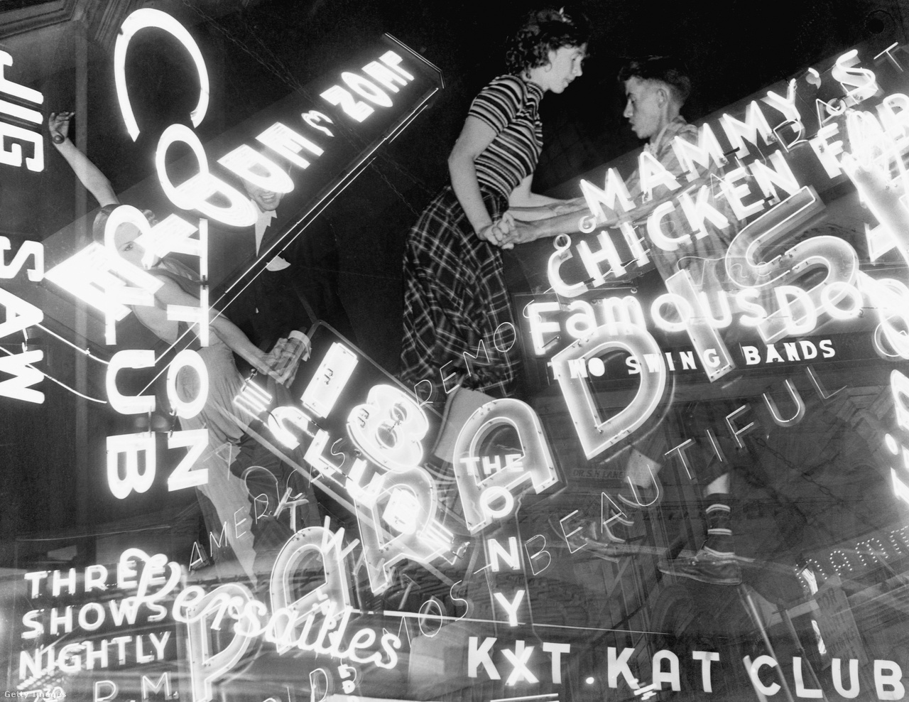 Egyesült Államok, New York, 1939. Táncosok neonreklámok között