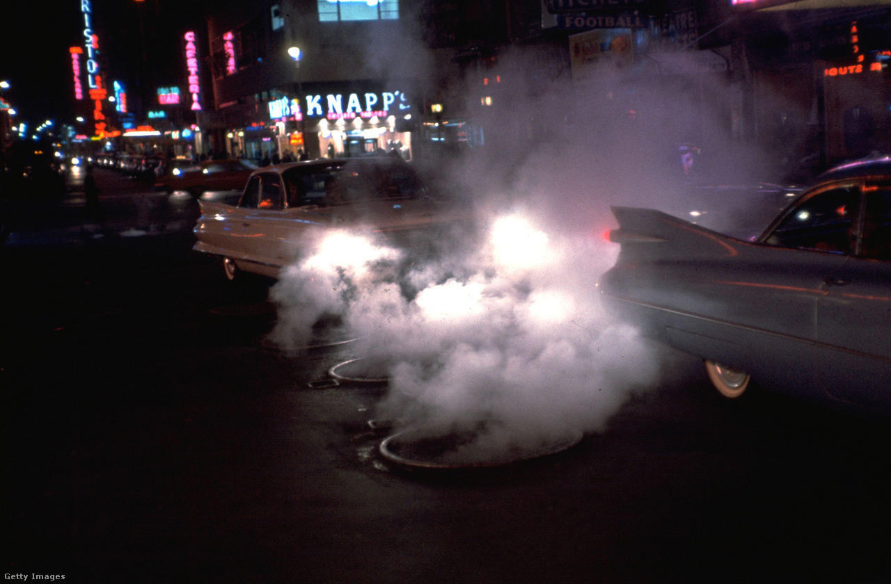 Egyesült Államok, New York, 1961 körül. Füst száll fel az autók között