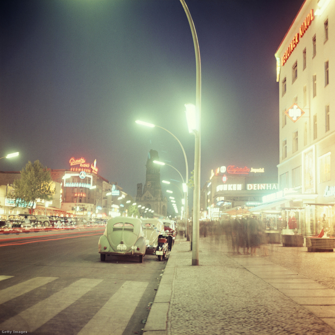 Németország, Berlin, 1960 körül. Éjszakai utca